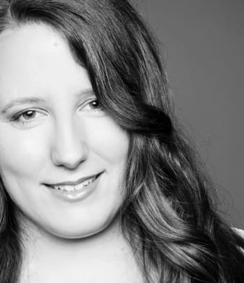 Ein Foto der Gebärdensprachdolmetscherin Ina Solowij aus Berlin.